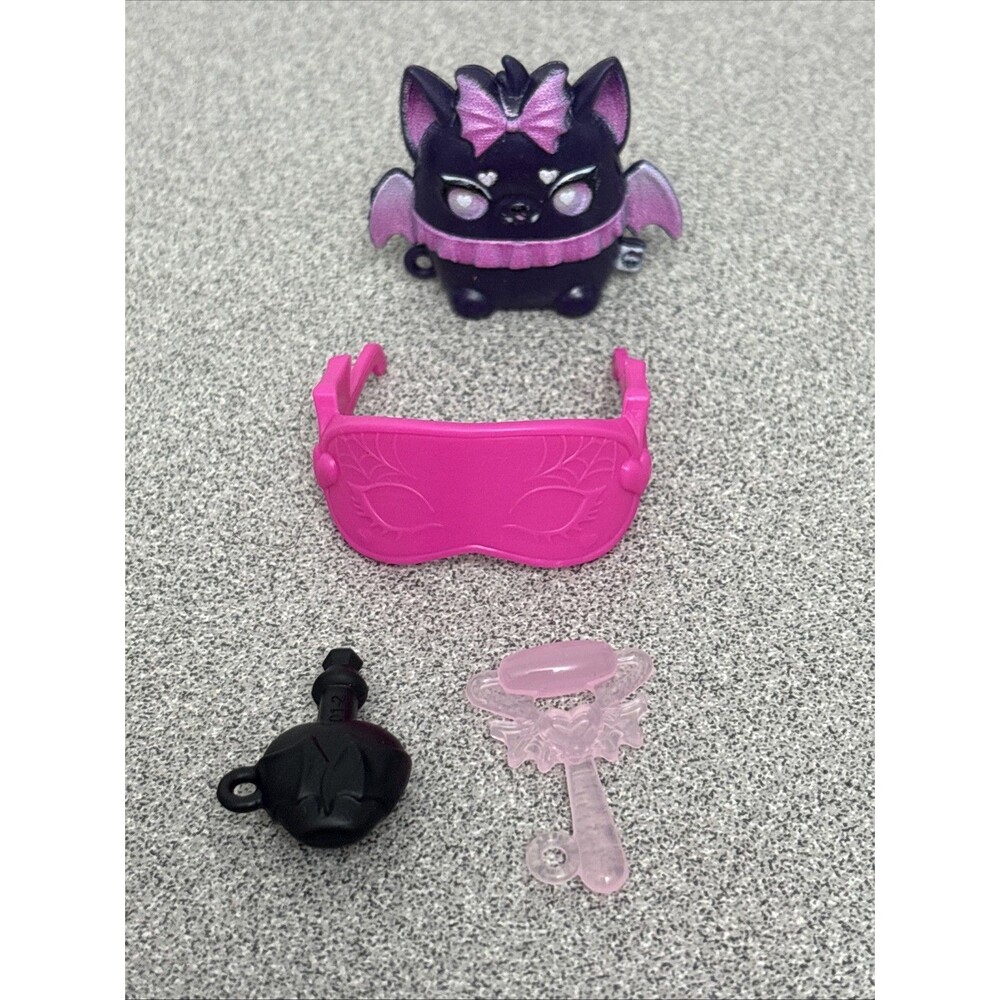 Monster High G3 Draculaura Buried Secrets Cozy Creepover Nightgown, Accessories - Picture 6 of 7